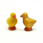 Last inn bildet i Galleri-visningsprogrammet, Trefigurer to små kyllinger. Laget av Die Buntspechte i Tyskland
